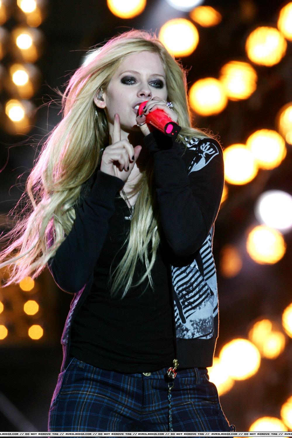 35579_Avril_Lavigne_Fete_de_la_musique_2007_performance_06-21-2007_04_122_1119lo.jpg