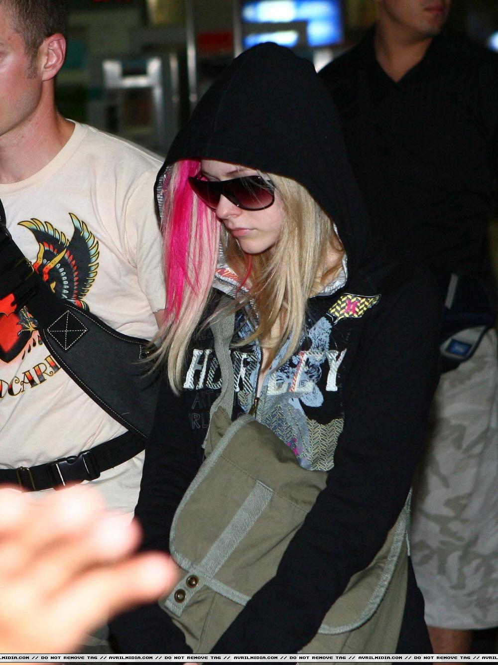 81459_Avril_Lavigne_Arriving_at_Pudong_International_Airport_8-13-07_2_122_549lo.jpg