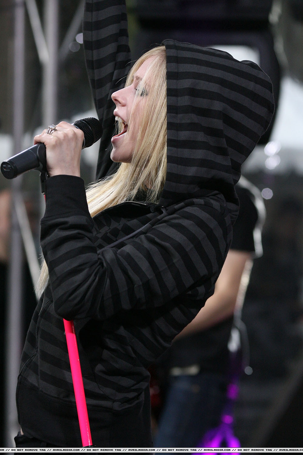 avrillavigne-2007sydneysunriseconcert8may-22tc_copy.jpg