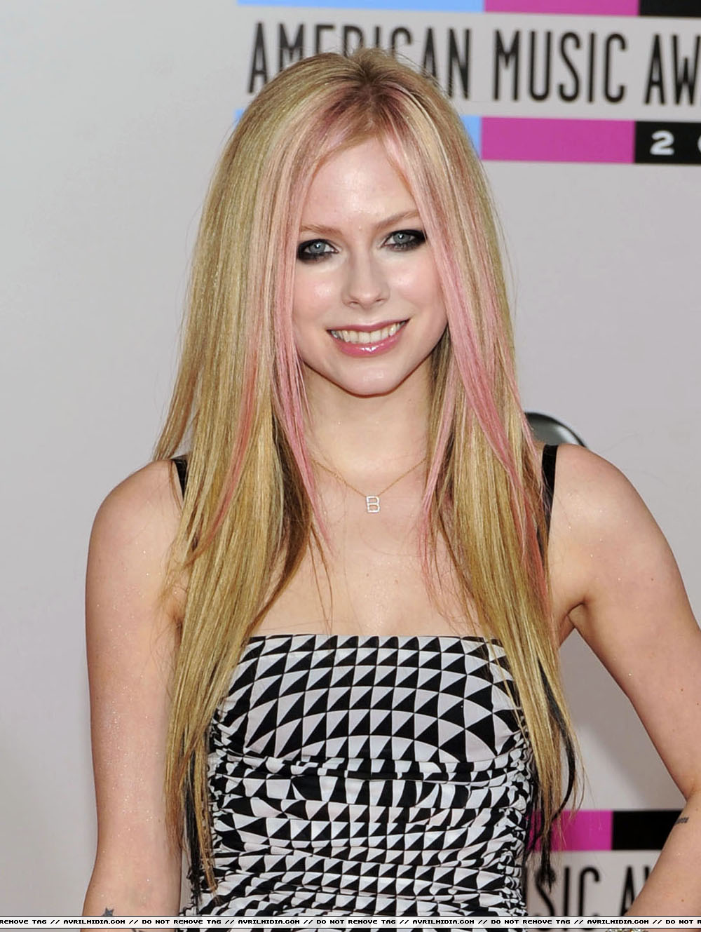 avrillavigne-2010americanmusicawards21nov-02tc_copy_copy.JPG