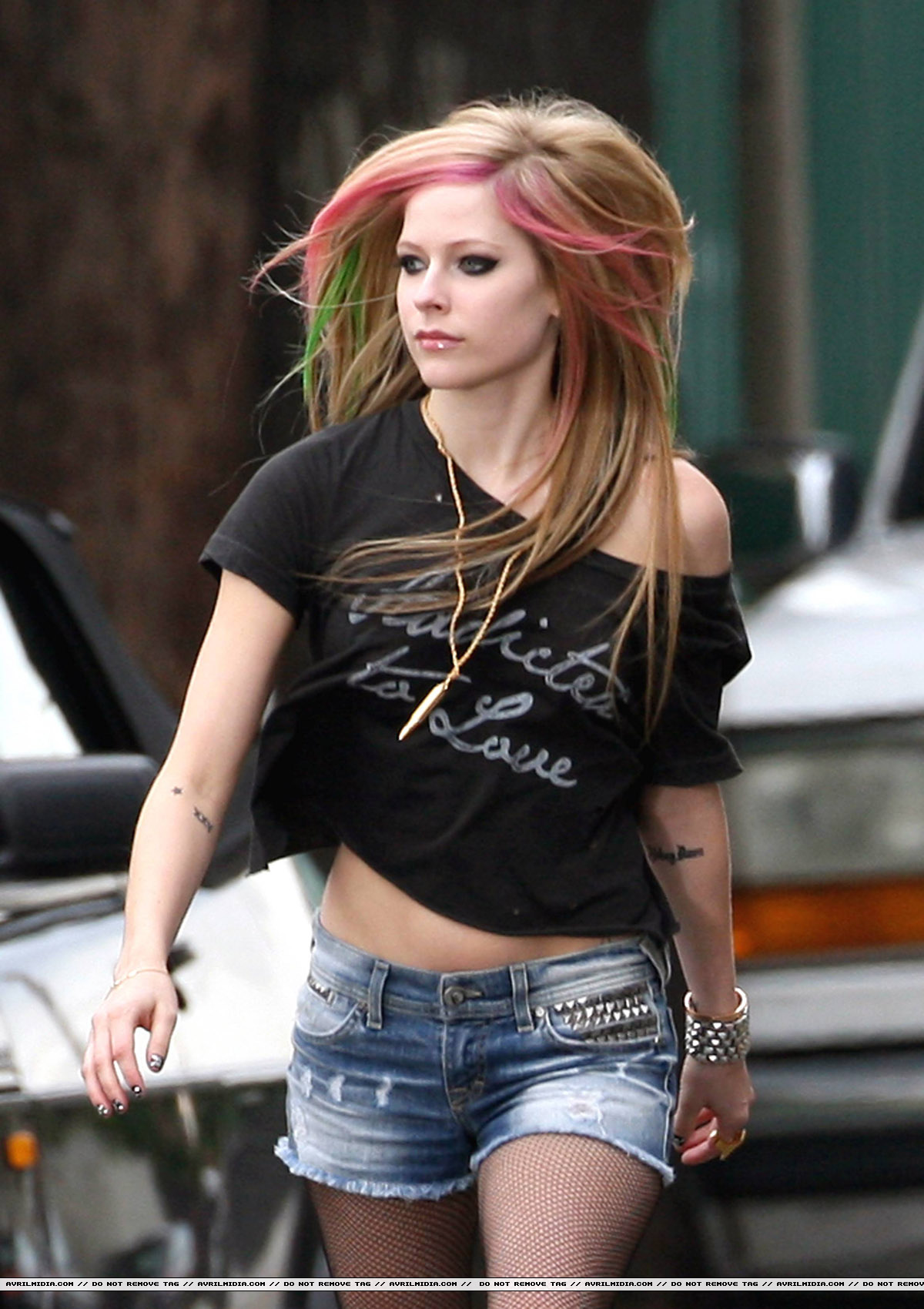 avrillavigne-whatthehellmusicvideoset4dec-11tc.jpg