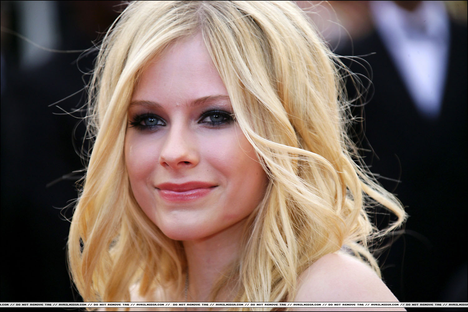 avrillavigne-2009overthehedgecannes21may-202tc.jpg